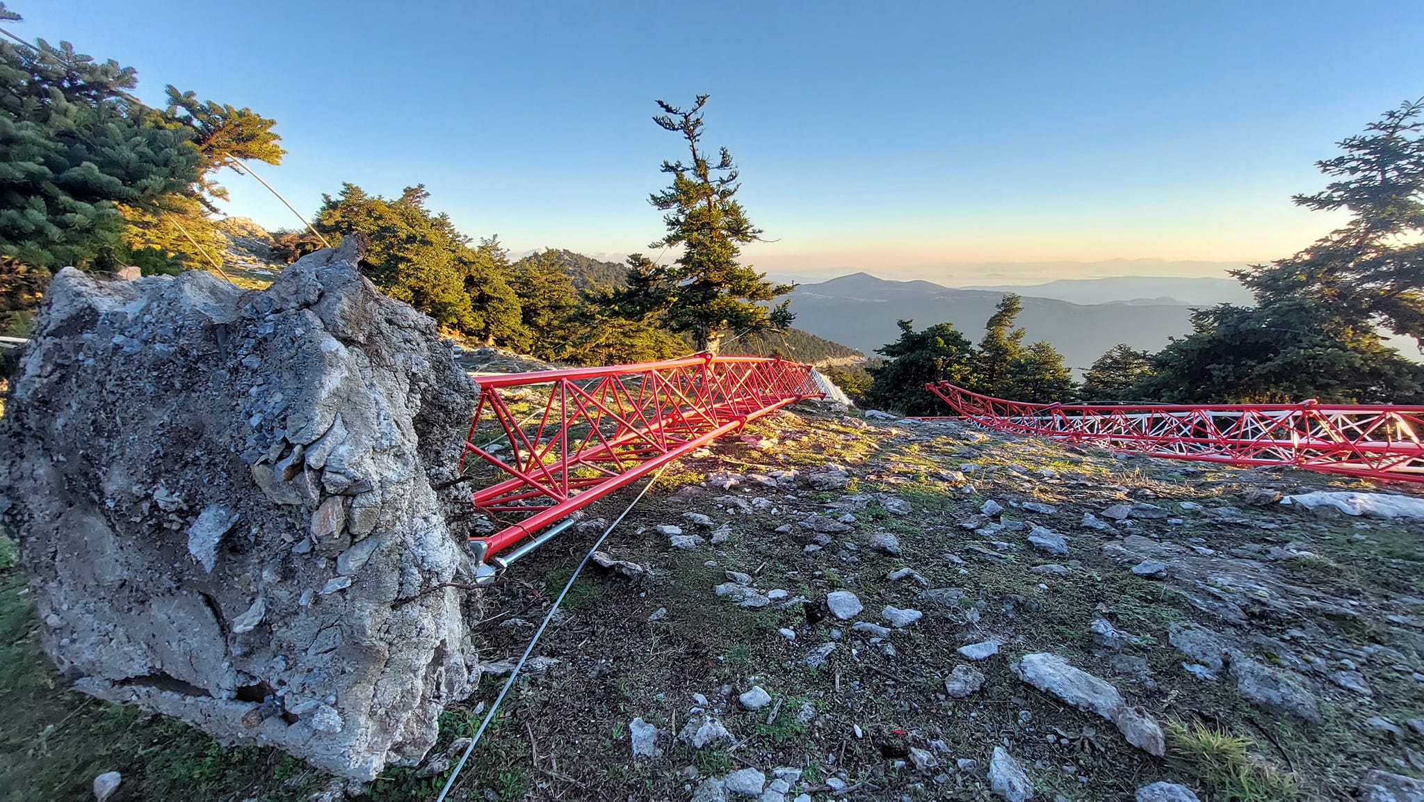 Πεσμένος παρατημένος ανεμολογικός ιστός στο όρος Κιθαιρώνας Βοιωτίας