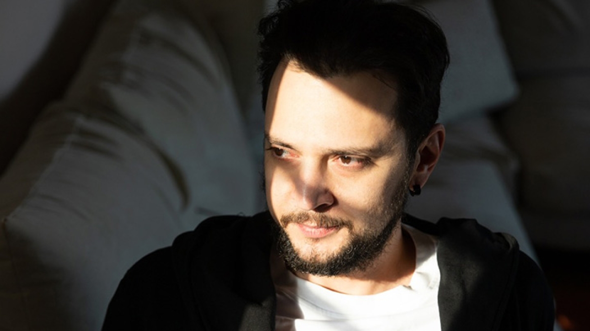 Σώζος Λυμπερόπουλος - Σαν σκιά: Το νέο τραγούδι και Music Video του πολλά υποσχόμενου τραγουδοποιού