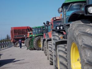Η Ομοσπονδία Αγροτικών Συλλόγων καλεί σε κινητοποίηση στον κόμβο Κουβαρά
