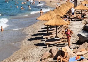 Η δημόσια παράκληση μίας μητέρας: Γιατί ζητάει να αφήνουν άδειες τις ξαπλώστρες μπροστά στη θάλασσα