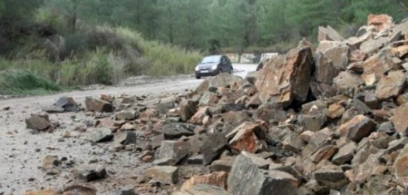 Αιτωλοακαρνανία: Kλειστοί δρόμοι λόγω κακοκαιρίας – Αποκομμένες τρεις τοπικές κοινότητες – Πού χρειάζονται αλυσίδες