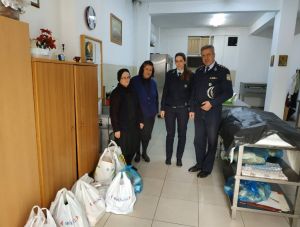 Η Αστυνομική Διεύθυνση Αιτωλίας προσέφερε τρόφιμα στο Κοινωνικό Παντοπωλείο της Μητρόπολης (φωτο)