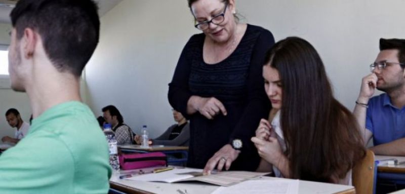Επανέρχεται η βάση του 10 στις πανελλαδικές εξετάσεις -Τι προανήγγειλε η Νίκη Κεραμέως