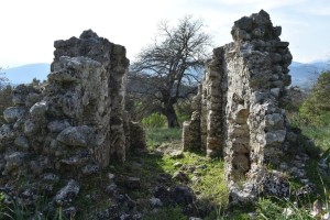 Τα βυζαντινά ξωκλήσια μέσα στο βελανιδόδασος στη Σκουρτού Ξηρομέρου