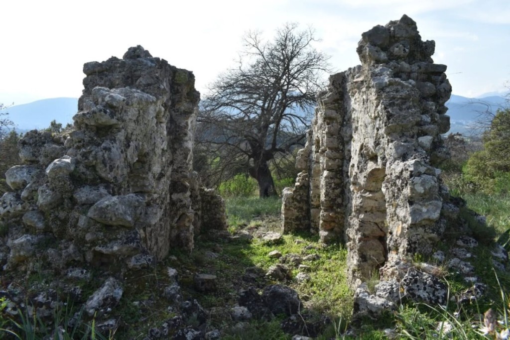 Τα βυζαντινά ξωκλήσια μέσα στο βελανιδόδασος στη Σκουρτού Ξηρομέρου