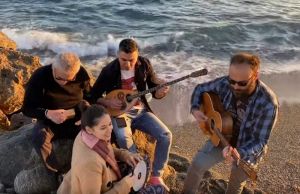 Κορωνοϊός: Επικό τραγούδι στην Κρήτη – “Βγάλε τη μάσκα μη φοβάσαι φίλα με πανάθεμά σε”