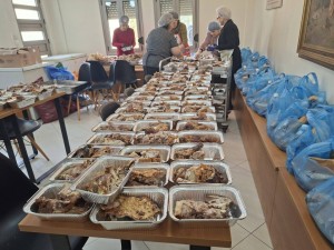 Πάσχα με εθελοντισμό και ανθρωπιά στα συσσίτια του Αγίου Δημητρίου Αγρινίου