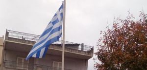 Kυματίζει και πάλι η Ελληνική Σημαία στο παλιό πολυβολείο στο ΣΔΕ Αγρινίου που έκαψαν προ ημερών