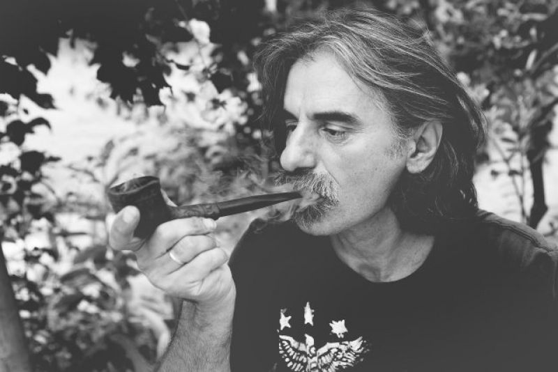 Ο εκκεντρικός καλλιτέχνης Πάνος Χαραλάμπους, εικονοκαλλιεργητής του καπνού από το Ξηρόμερο