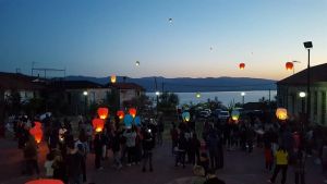 Aερόστατα σηκώθηκαν στη Μυρτιά και φώτισαν τον ουρανό της Τριχωνίδας