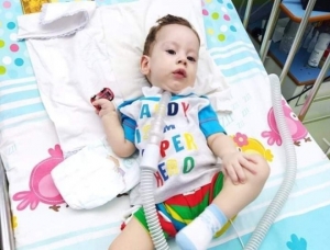 Ο μικρός Ηλίας Στυλιανός ξαναβρίσκει τη δύναμή του μετά τη λήψη τη γονιδιακής θεραπείας