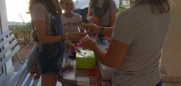 Αγρίνιο: Μικροί μαθητές πουλάνε στη γειτονιά τους χειροτεχνίες για να ενισχύσουν το “Χαμόγελο του Παιδιού” (φωτο)