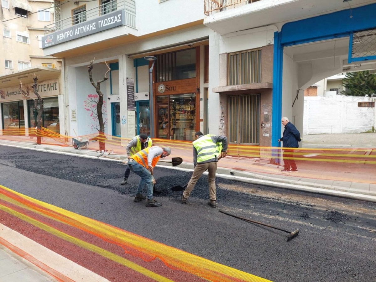 Αγρίνιο: Ασφαλτοστρώνεται το τελευταίο τμήμα της υπό ανακατασκευή Χαριλάου Τρικούπη (εικόνες)