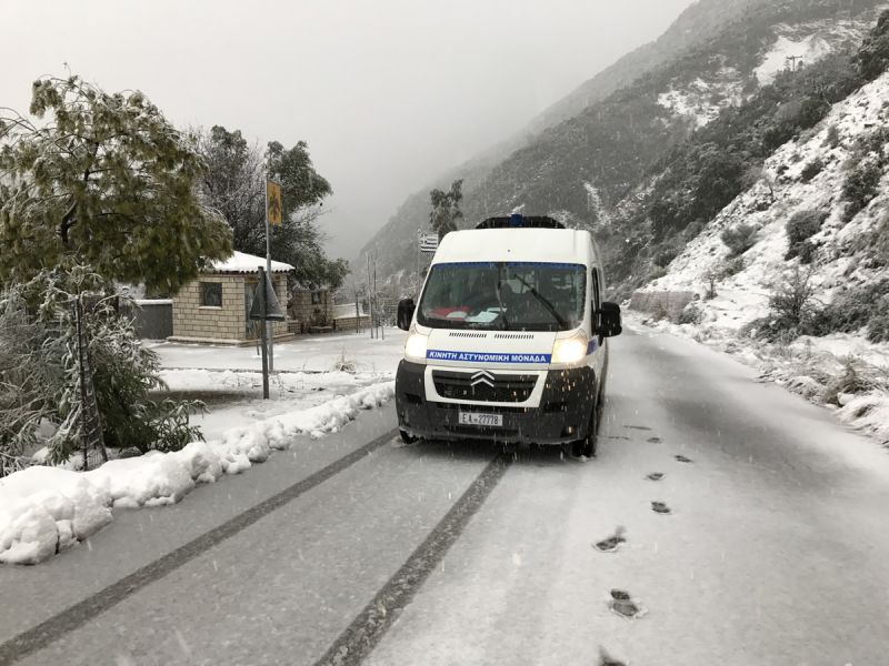 Οι Κινητές Αστυνομικές Μονάδες δίπλα στους πολίτες χιονισμένων ορεινών περιοχών της Δυτικής Ελλάδας