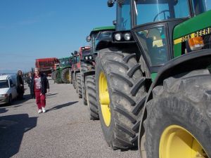 Μπλόκα στήνουν σε όλη την Ελλάδα οι αγρότες