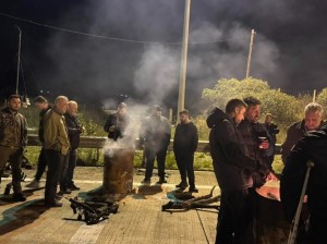 Αιτωλοακαρνανία:«Είμαστε αποφασισμένοι» λένε οι αγρότες την πρώτη νύχτα στο μπλόκο της Ιόνιας Οδού (φωτό, βίντεο)
