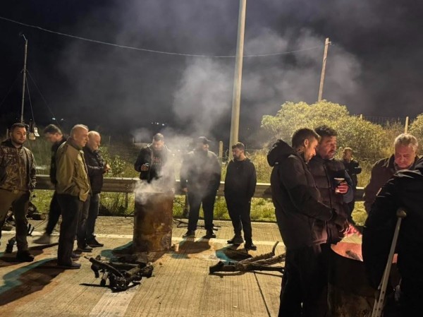 Αιτωλοακαρνανία:«Είμαστε αποφασισμένοι» λένε οι αγρότες την πρώτη νύχτα στο μπλόκο της Ιόνιας Οδού (φωτό, βίντεο)