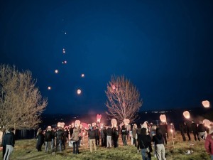 Δαφνιάς Μακρυνείας: Μια μαγική βραδιά με ιπτάμενα φανάρια στη λίμνη