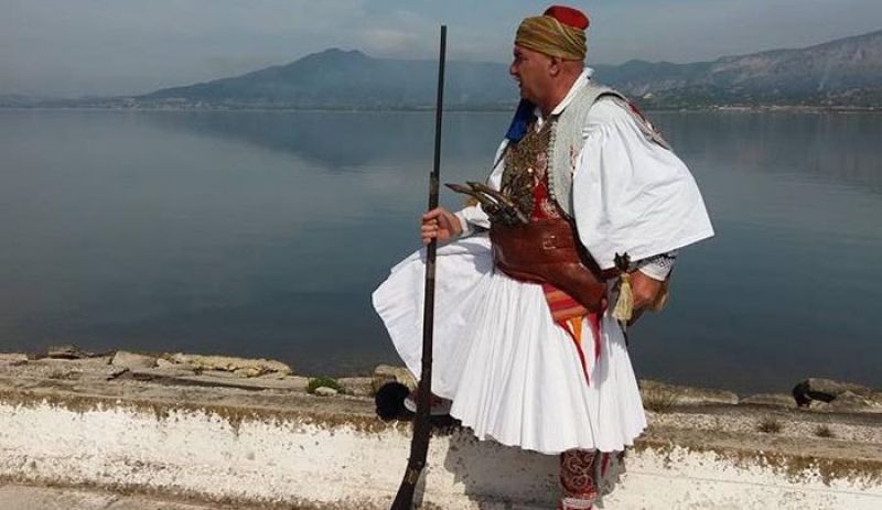 Ο Κατοχιανός που ταύτισε το όνομα του με την παραδοσιακή ελληνική φορεσιά (φωτο)