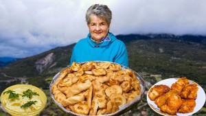 Μπακαλιάρος, σκορδαλιά και κουλουράκια | Η κυρά Μαρία κρατά ζωντανό το Πάσχα στο χωριό (Βίντεο)