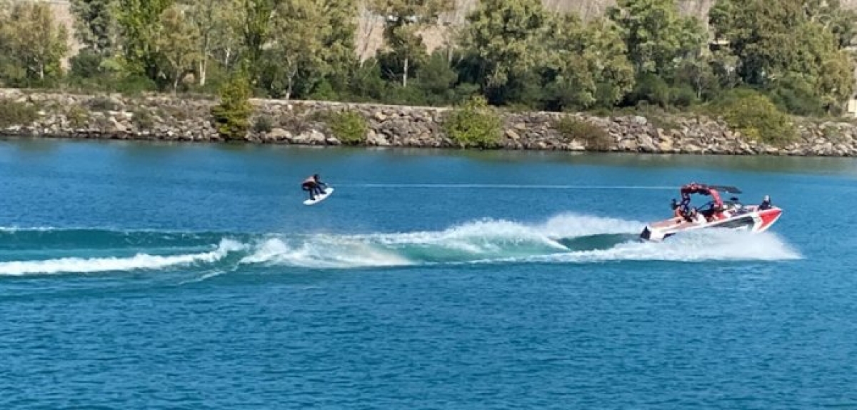 Επιδόσεις και θέαμα στο Πανελλήνιο Πρωτάθλημα Wakeboard στη λίμνη Στράτου