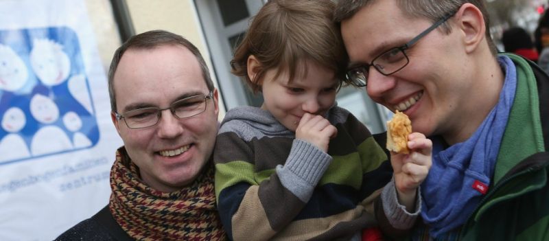 Δεν υπάρχει πάτος σε αυτή την Βουλή: Θα υιοθετούν μικρά παιδιά και τα ομοφυλόφιλα ζευγάρια