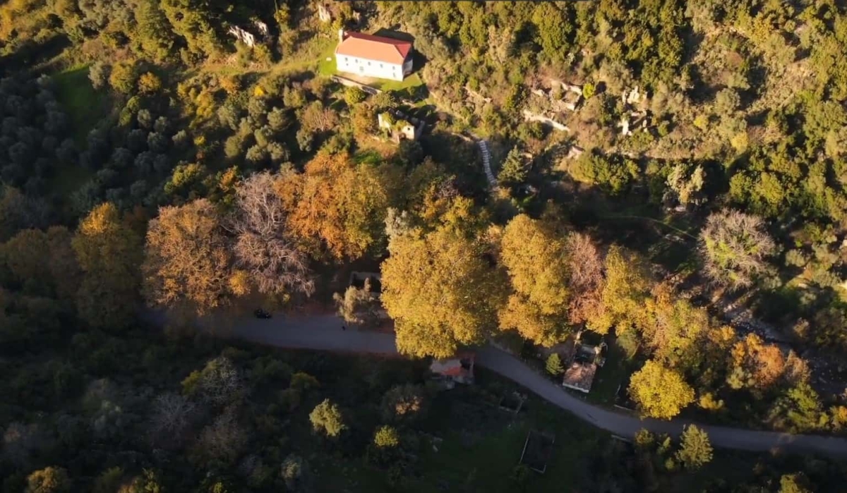 Το εγκαταλελειμμένο χωριό της Αμφιλοχίας που στην πέτρινη βρύση του τρέχει ακόμη καθαρό νερό (video)