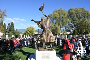 Με κάθε επισημότητα πραγματοποιήθηκαν τα αποκαλυπτήρια του ανδριάντα του Δημογέροντα Χρήστου Καψάλη στην Ιερά Πόλη Μεσολογγίου
