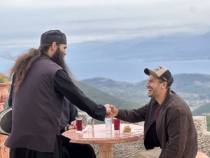 Ο Άκης Πετρετζίκης συνεχίζει το food tour στη Ναύπακτο – Πότε προβάλλεται το επεισόδιο