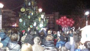 Παίκτες της ομάδας και μαθητές με Πρόεδρο και Δήμαρχο στόλισαν το δένδρο στην πλατεία του Παναιτωλικού (βίντεο, φωτο)