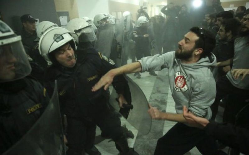 «Δεν θα ξεσπιτώσουμε εμείς τους Έλληνες»: Οι αστυνομικοί αντιδρούν στις διαταγές της κυβέρνησης