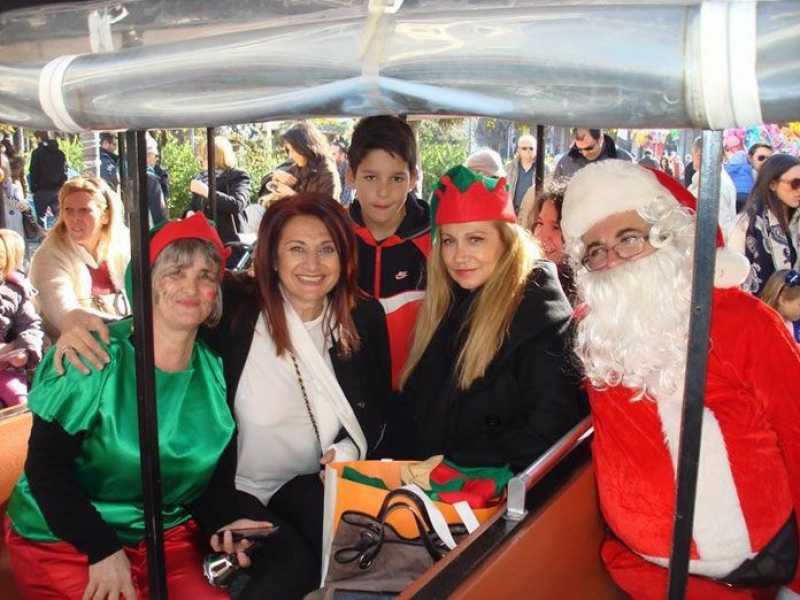 Ο Άη Βασίλης μοίρασε σοκολάτες από το «τρενάκι των ξωτικών»