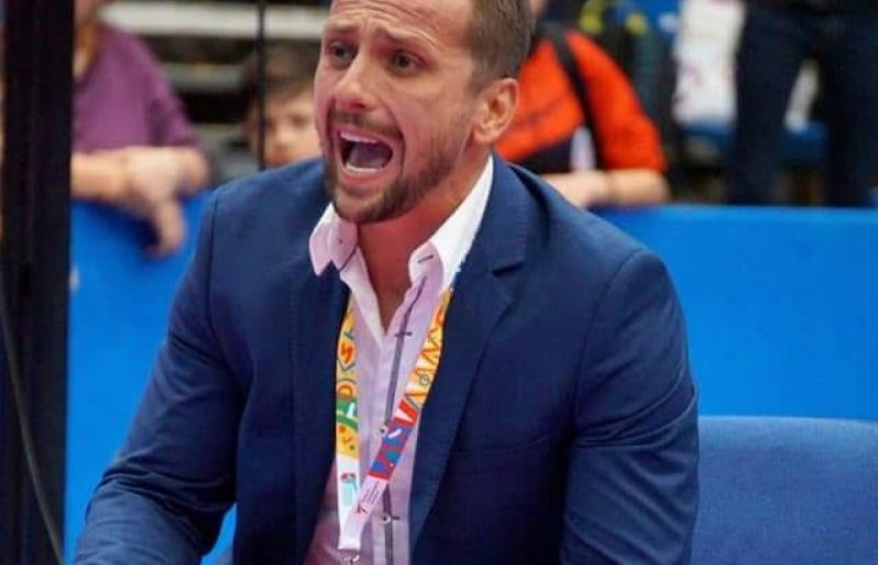 Προπονητής σε ενα από τα μεγαλύτερα taekwondo καμπ ο  Κακαρελης Νίκος.