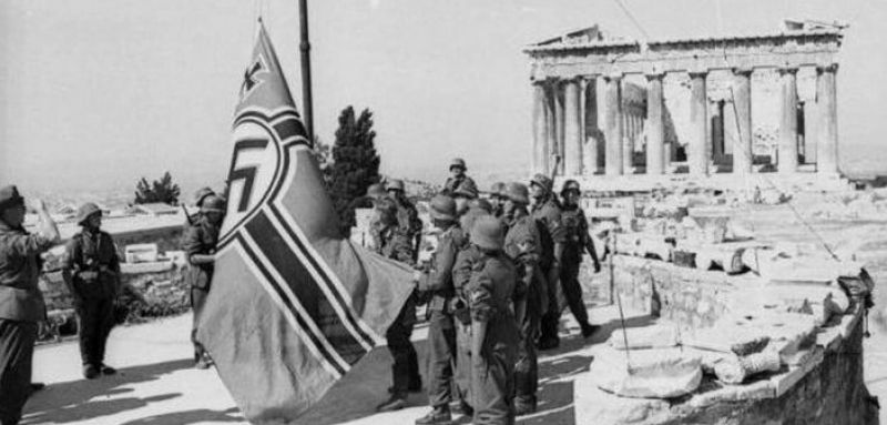 Σαν σήμερα το 1941 Γλέζος και Σάντας κατεβάζουν την γερμανική σημαία από την Ακρόπολη