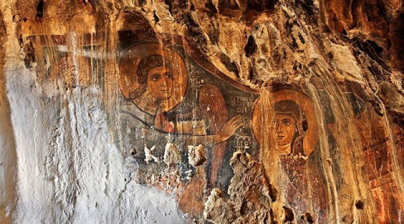Βραχογραφίες του 9ου αιώνα στο σπήλαιο του «κρεμαστού» Αγίου Νικολάου στον Αράκυνθο (video)