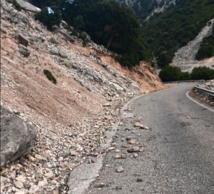 Το χάλι του επαρχιακού δρόμου στον Εμπεσό