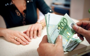Κατατέθηκε η τροπολογία για τον χριστουγεννιάτικο μποναμά σε 2,3 εκατ. δικαιούχους – Πότε θα γίνουν οι πληρωμές