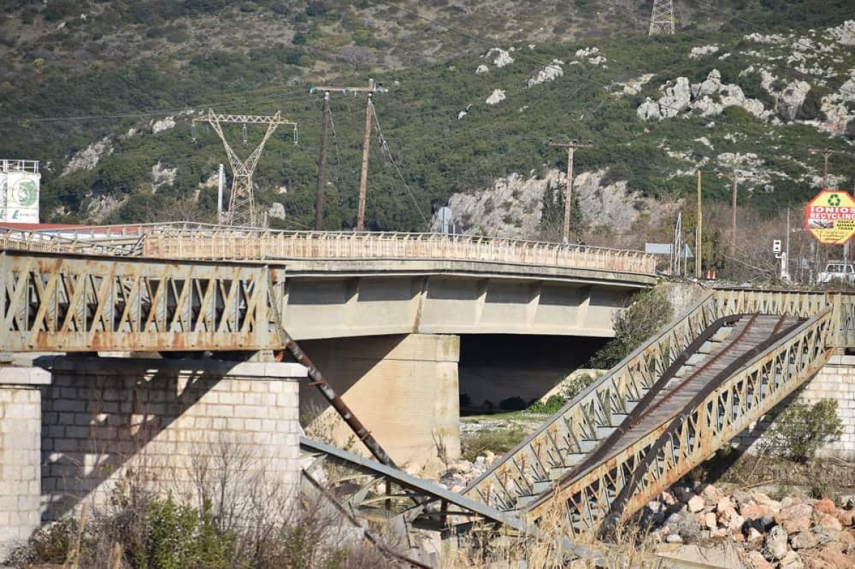 «H σιδηροδρομική γέφυρα Ευήνου δεν είναι μνημείο», λέει το Κεντρικό Αρχαιολογικό Συμβούλιο