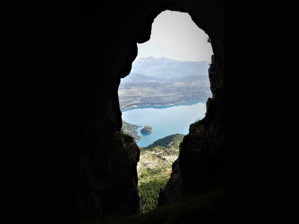 Η σπηλιά του αγίου Ανδρέα του Ερημίτη με την εκπληκτική θέα στο Χαλκιόπουλο - Δείτε εικόνες και video