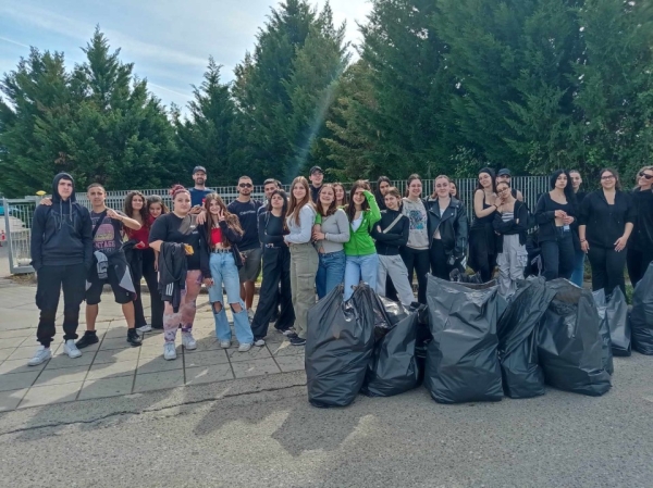 2o ΕΠΑ.Λ Αγρινίου: Μαθητές συμμετέχουν στο “Let’s do it Greece” και καθαρίζουν περιοχή της πόλης