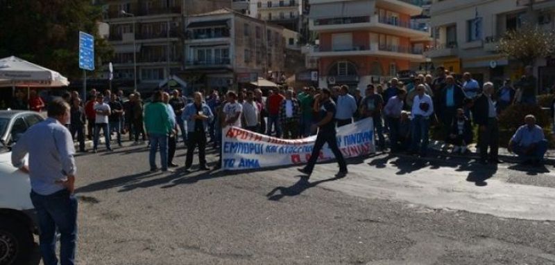 Συλλαλητήριο αγροτών και κτηνοτρόφων στον κόμβο Αμφιλοχίας (ΔΕΙΤΕ ΦΩΤΟ + VIDEO)