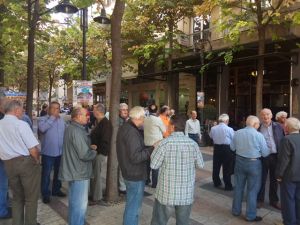Συγκέντρωση συνταξιούχων μπροστά από το Δημαρχείο Αγρινίου (φωτο)