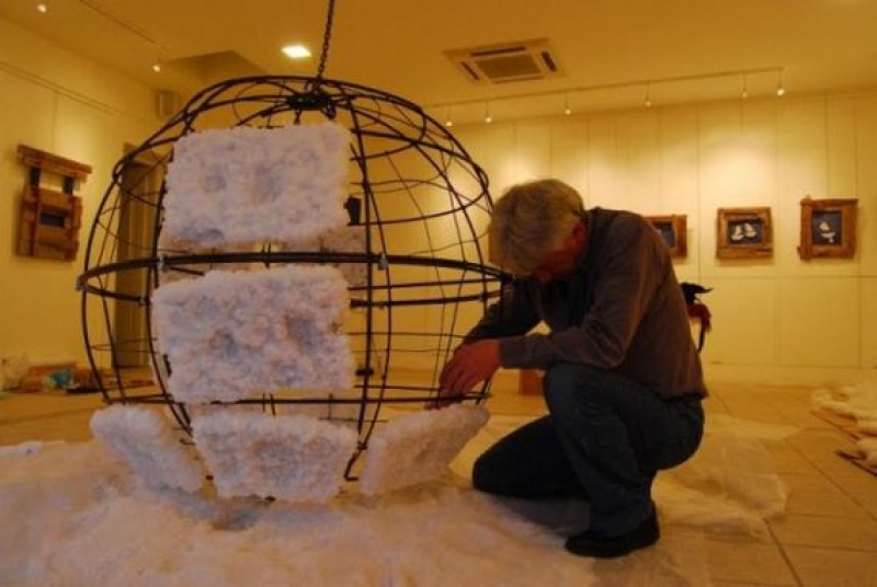 Ο εικαστικός Βαγγέλης Ρόμπολας κάνει το αλάτι τέχνη
