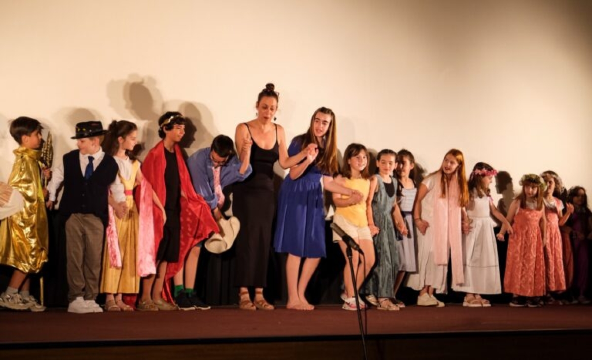 Καταχειροκροτήθηκε η παιδική θεατρική ομάδα του Παραδοσιακού Καλλιτεχνικού Εργαστηρίου Αγρινίου