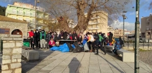 “Save your hood”: 55 άτομα στην Ναύπακτο καθάρισαν την παραλία του Γριμπόβου