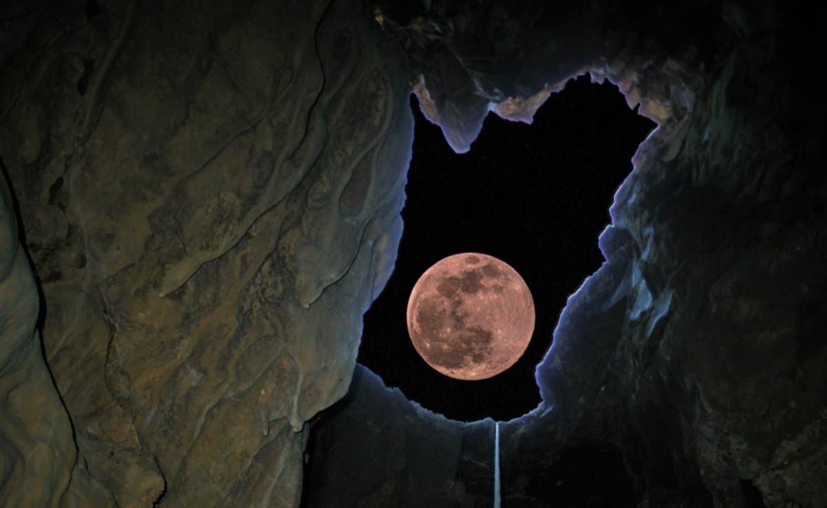 Φωτογραφία για βραβείο: Η «ροζ» πανσέληνος από σπηλαιοβάραθρο στην Αιτωλοακαρνανία