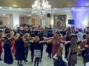Ενθουσιασμός και κέφι στον ετήσιο χορό του Λαογραφικού Ομίλου της Γυμναστικής Εταιρείας Αγρινίου (ΓΕΑ)