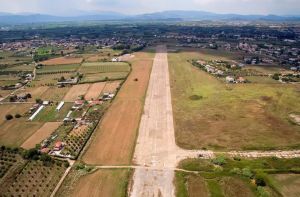 Το λησμονημένο αεροδρόμιο του Αγρινίου όπου ακόμα πετούν αεροπλάνα. Δημιουργήθηκε το 1930 και βομβαρδίστηκε στον πόλεμο. Δείτε το από ψηλά (βίντεο)... (www.mixanitouxronou.gr)