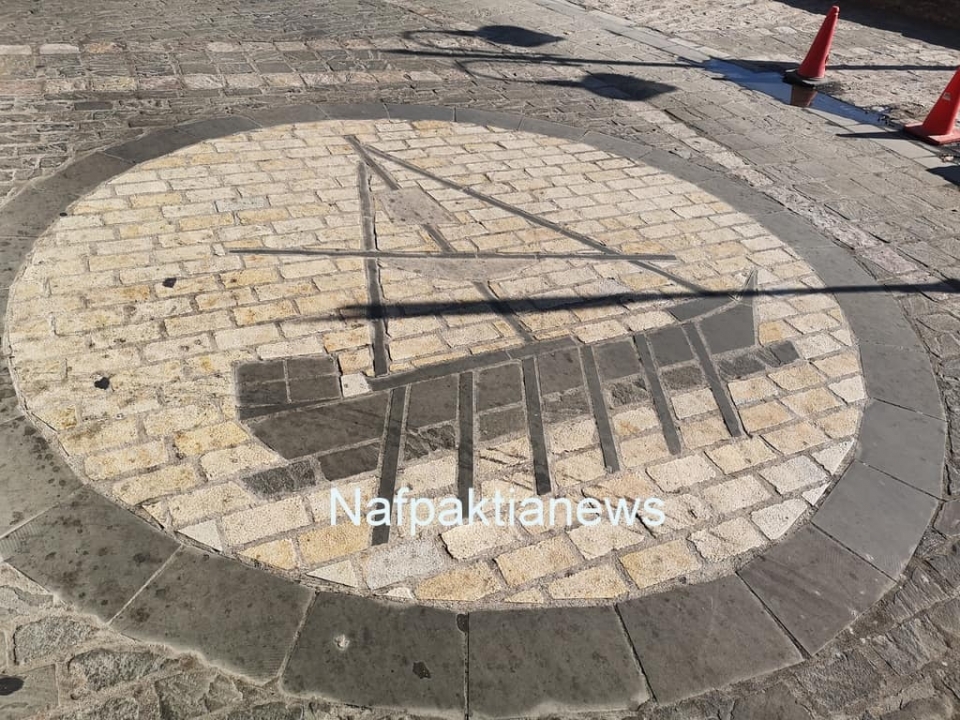 Ναύπακτος: To σήμα της πόλης στο οδόστρωμα του λιμανιού