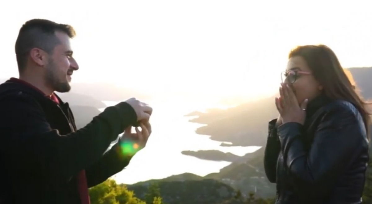 Ευρυτανία: Πρόταση γάμου με φόντο τη λίμνη Κρεμαστών (βίντεο)